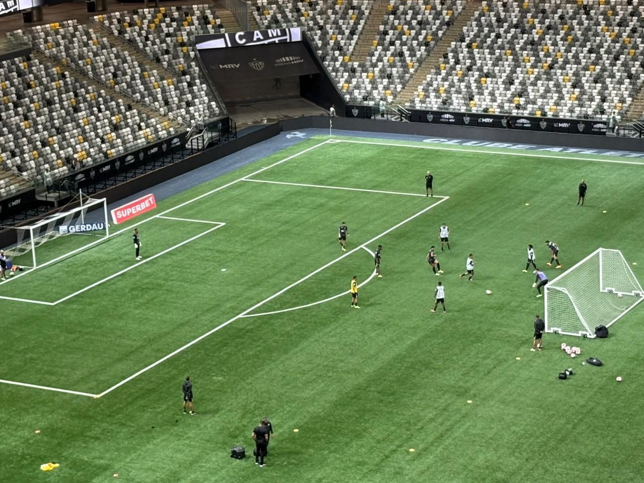 Jogadores do Atlético têm 'treino' com bola na Arena MRV após empate