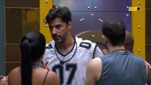 Alberto Cowboy retorna à casa após atendimento médico no BBB 26