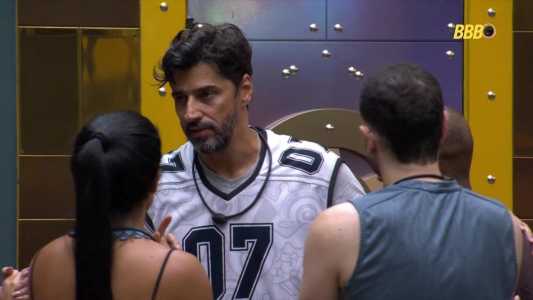 Alberto Cowboy retorna à casa após atendimento médico no BBB 26