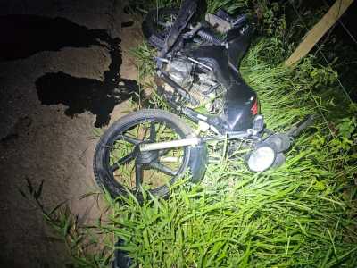 Motocicleta envolvida em acidente fatal, em Santana do Paraíso