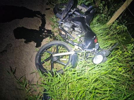 Motocicleta envolvida em acidente fatal, em Santana do Paraíso