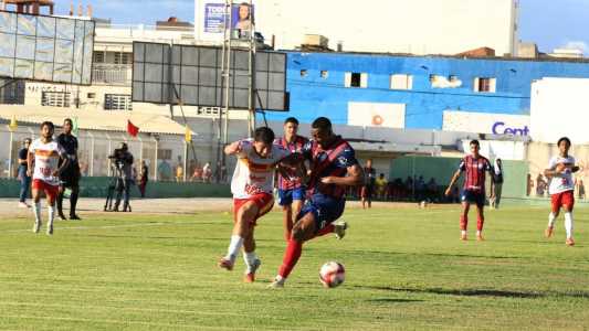 Duelo entre atletas de Juazeirense e Bahia no Estádio Adauto Moraes, pelo Campeonato Baiano