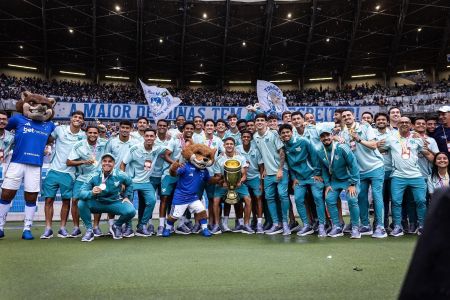 Jogadores do Cruzeiro celebram título da Copinha no Mineirão