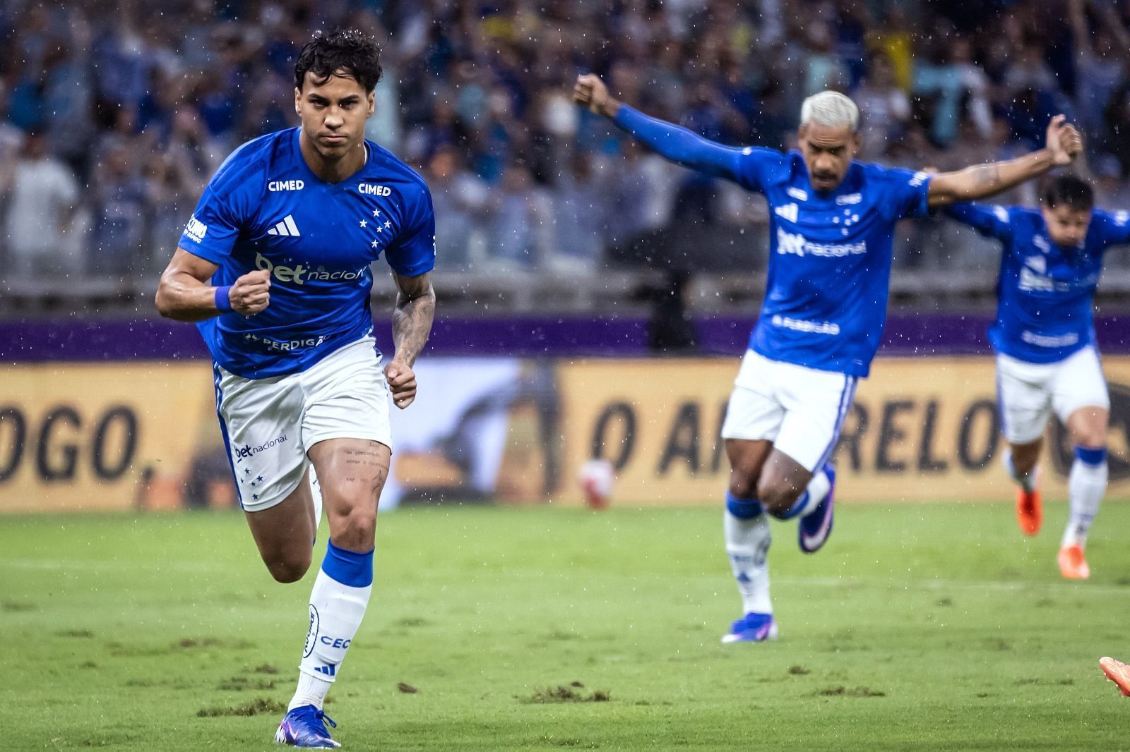 Cruzeiro bate América, alivia pressão e vira líder de grupo no Campeonato Mineiro
