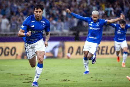 Kaio Jorge celebra gol pelo Cruzeiro contra o América