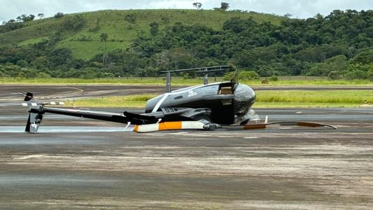 Mesmo sem alçar voo alto, a aeronave ficou bastante danificada na queda