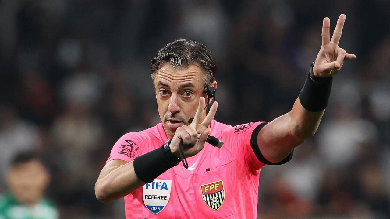 Gandula é expulso em Dérbi por chutar jogador do Palmeiras