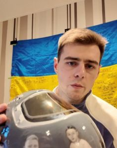 Vladyslav Heraskevych mostra 'capacete memorial' que tentará usar nas Olimpíadas de Inverno