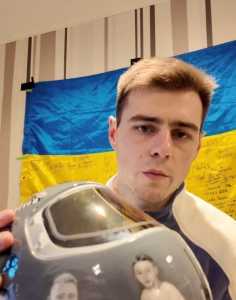 Vladyslav Heraskevych mostra 'capacete memorial' que tentará usar nas Olimpíadas de Inverno