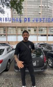 Ex-goleiro Bruno gravou um vídeo em frente ao TJRJ