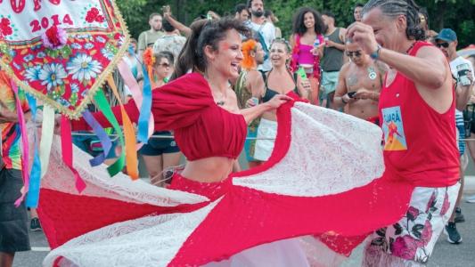 Bloco Fofoca de Carimbó leva às ruas de Belo Horizonte, em 2026, um cortejo que une carimbó paraense
