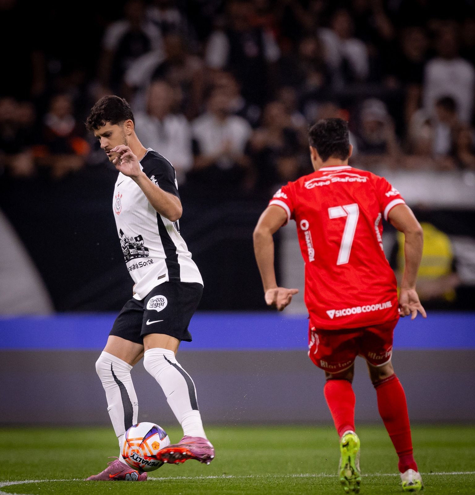 Lateral do Corinthians passa por cirurgia após lesão no joelho