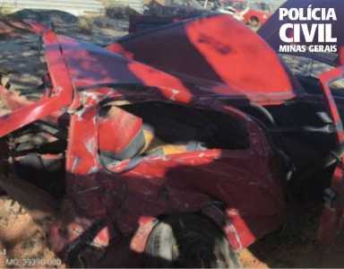 Com o impacto, a jovem foi arremessada para fora do automóvel e morreu no local.