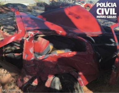 Com o impacto, a jovem foi arremessada para fora do automóvel e morreu no local.
