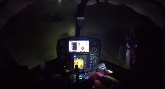 Imagens internas do helicóptero mostram o homem tentando decolar e capotando a aeronave imediatamente