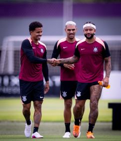 Allan, Memphis Depay e Matheuzinho no CT Joaquim Grava