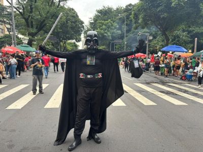 Autônomo Alerson Goulart, de 50 anos, foi ao 'Chama o Síndico' fantasiado de Darth Vader