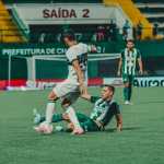 Chapecoense aproveita vacilo do Coritiba e busca empate heroico pelo Brasileirão