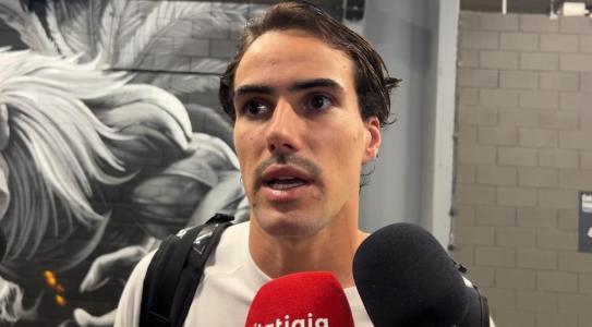 Igor Gomes, meio-campista do Atlético, em zona mista na Arena MRV