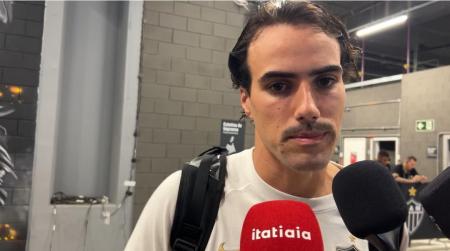 Igor Gomes, meio-campista do Atlético, em zona mista na Arena MRV