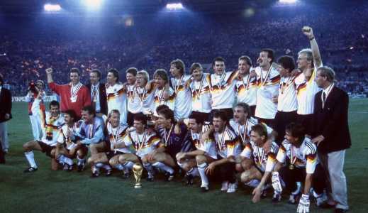 Seleção da Alemanha com a taça da Copa do Mundo de 1990