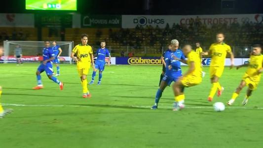 VAR de Mirassol x Cruzeiro viu pênalti cometido por Igor Cariús em Matheus Pereira