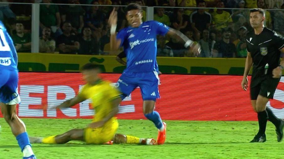CBF divulga análise do VAR em lance envolvendo Kenji, do Cruzeiro: 'Quebrou a perna'
