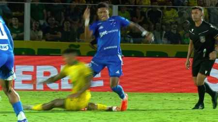 Kenji sofre dura entrada de Yuri Lara em Mirassol x Cruzeiro