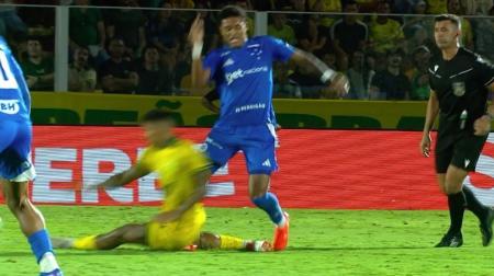 Kenji sofre dura entrada de Yuri Lara em Mirassol x Cruzeiro