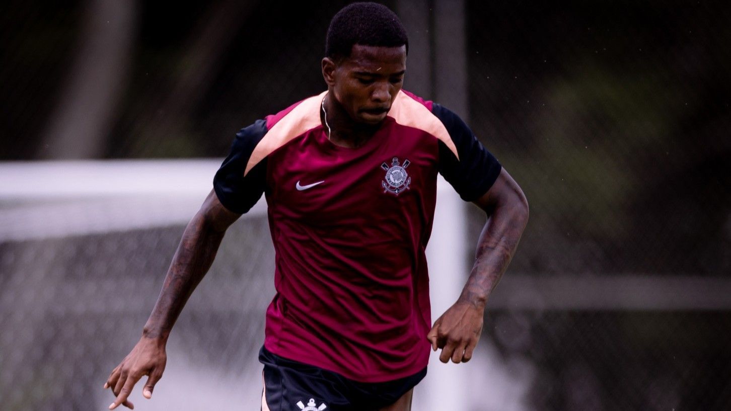 Vitória negocia contratação de zagueiro do Corinthians