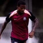 Vitória negocia contratação de zagueiro do Corinthians