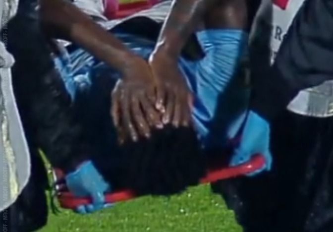 Jogador marca na Libertadores, se lesiona na comemoração e deixa jogo de maca; assista