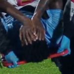 Jogador marca na Libertadores, se lesiona na comemoração e deixa jogo de maca; assista