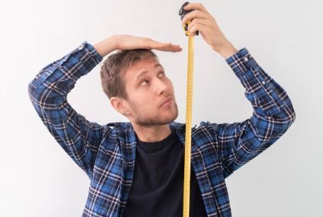 Diminuir de altura com o passar dos anos é normal? Especialista explica