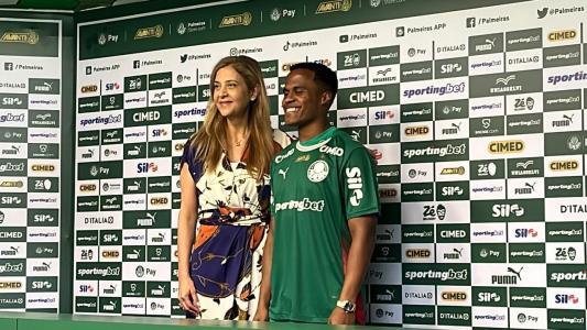 Jhon Arias é apresentado pela presidente Leila Pereira no Palmeiras