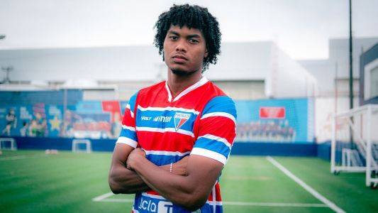 GB posa com a camisa do Fortaleza