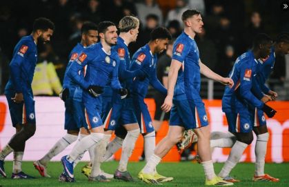 Jogadores do Chelsea celebram gol de Pedro Neto contra o Hull City