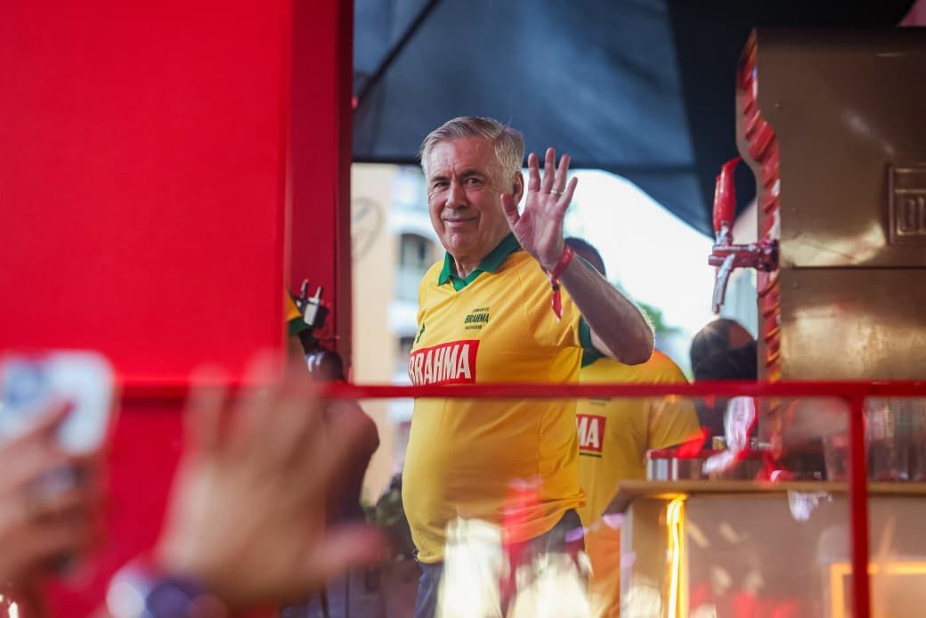 No Carnaval de Salvador, Ancelotti responde pedido de Léo Santana por Neymar na Seleção