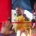 No Carnaval de Salvador, Ancelotti responde pedido de Léo Santana por Neymar na Seleção