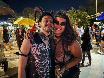 Guilherme Ramalho, de 30 anos, e sua amiga, a editora de livros Luanna Luchesi, 33 anos, no Bloco Fúnebre