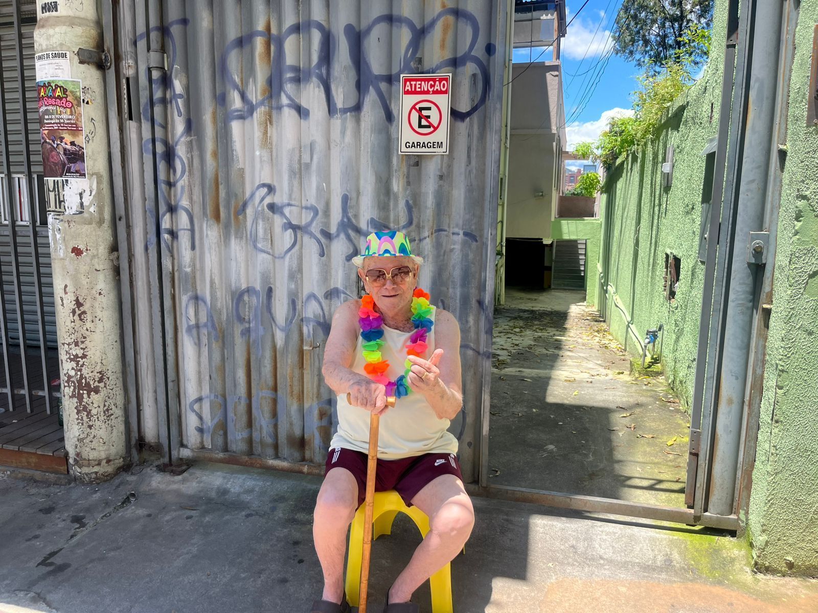 Carnaval BH 2026: folião de 99 anos curte bloco na porta de casa no Santa Tereza