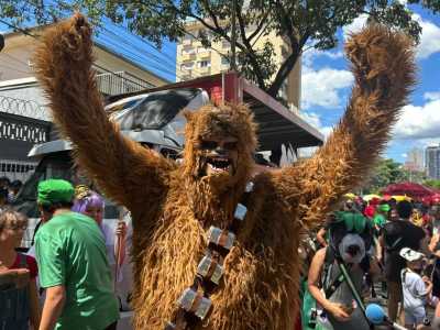 Bloco "Unidos da Estrela da Morte" leva referências do mundo nerd para as ruas do Floresta, em Belo Horizonte
