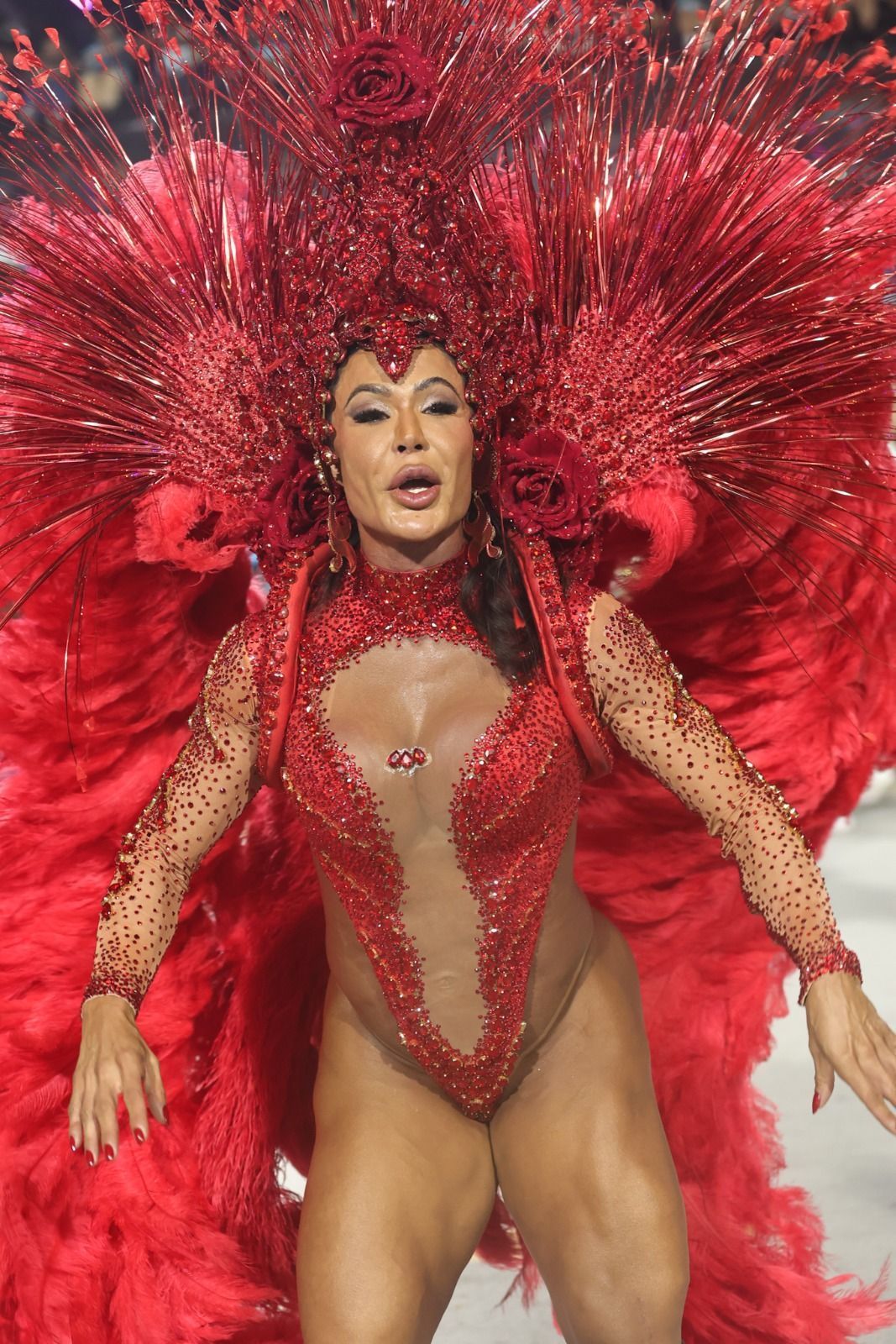 Gracyanne Barbosa quebra protocolo em desfile no Carnaval: ‘Cadeira de rodas’
