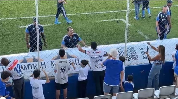 Pedrinho é 'tietado' por torcedores de URT e Cruzeiro antes de jogo pelo Mineiro
