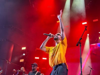 Camisa inspirada no filme "O Agente Secreto" virou febre no Carnaval de Recife