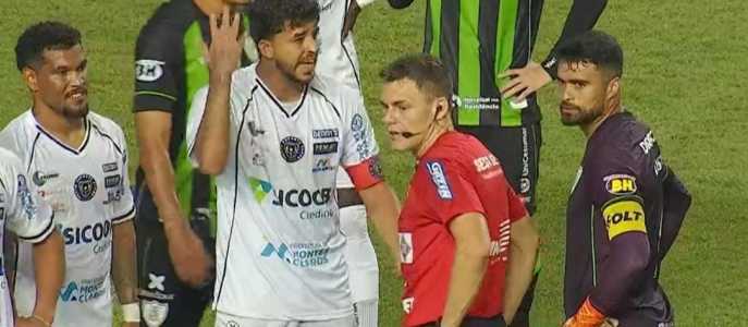Jogadores do North reclamam com árbitro Paulo César Zanovelli da Silva