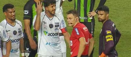 Jogadores do North reclamam com árbitro Paulo César Zanovelli da Silva