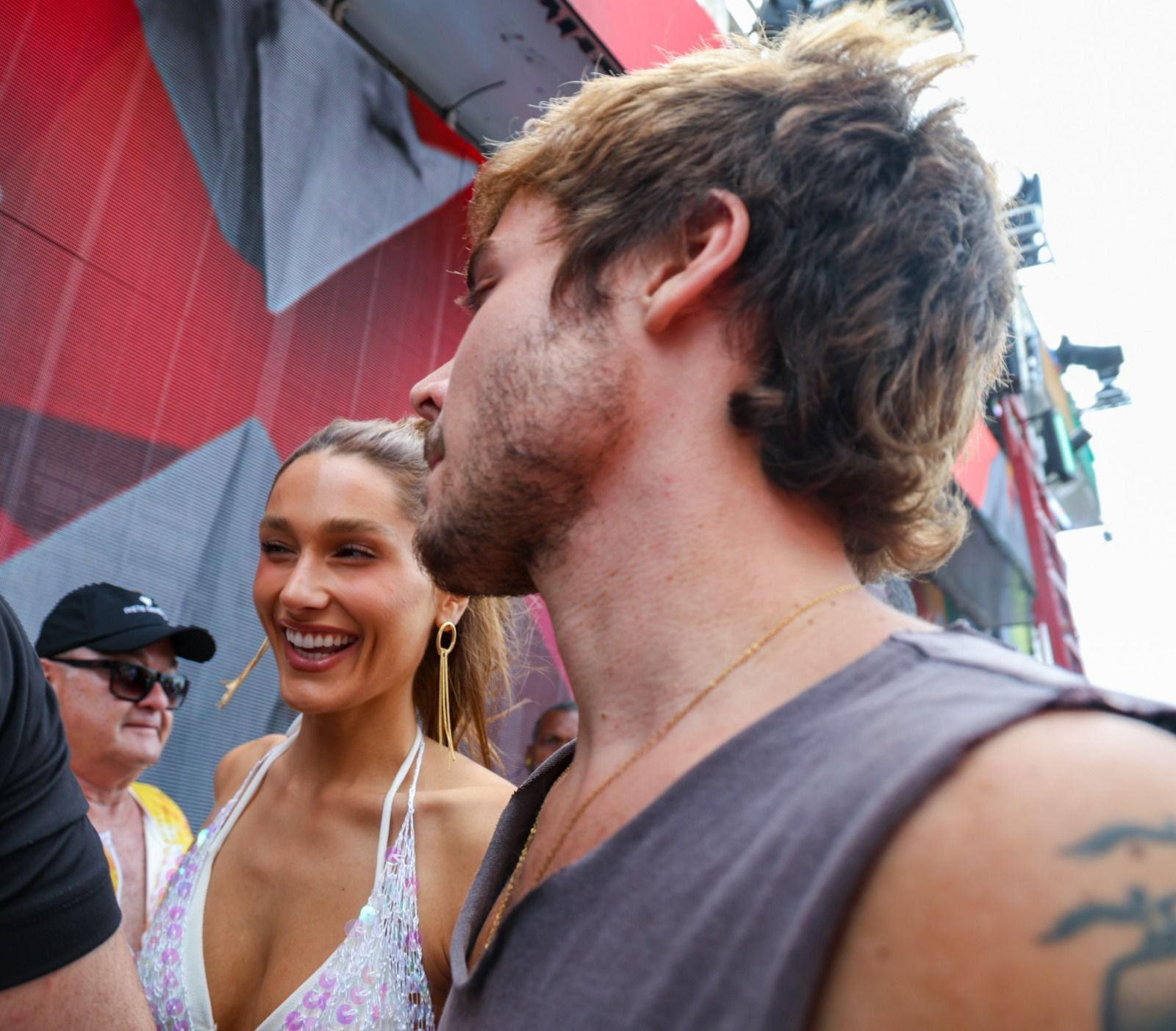 Sasha e marido João Lucas curtem desfile de Ivete Sangalo no Trio Elétrico
