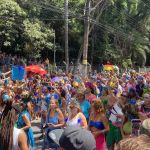 Bloco ‘Pena de Pavão de Krishna’ desfila na região Nordeste da capital