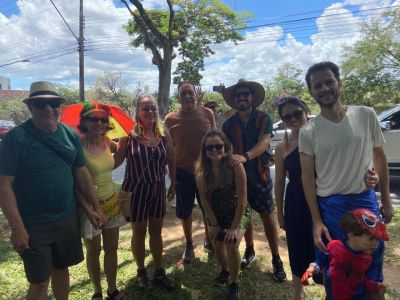 Bloco Pena de Pavão de Krishna reúne gerações no bairro União, em Belo Horizonte